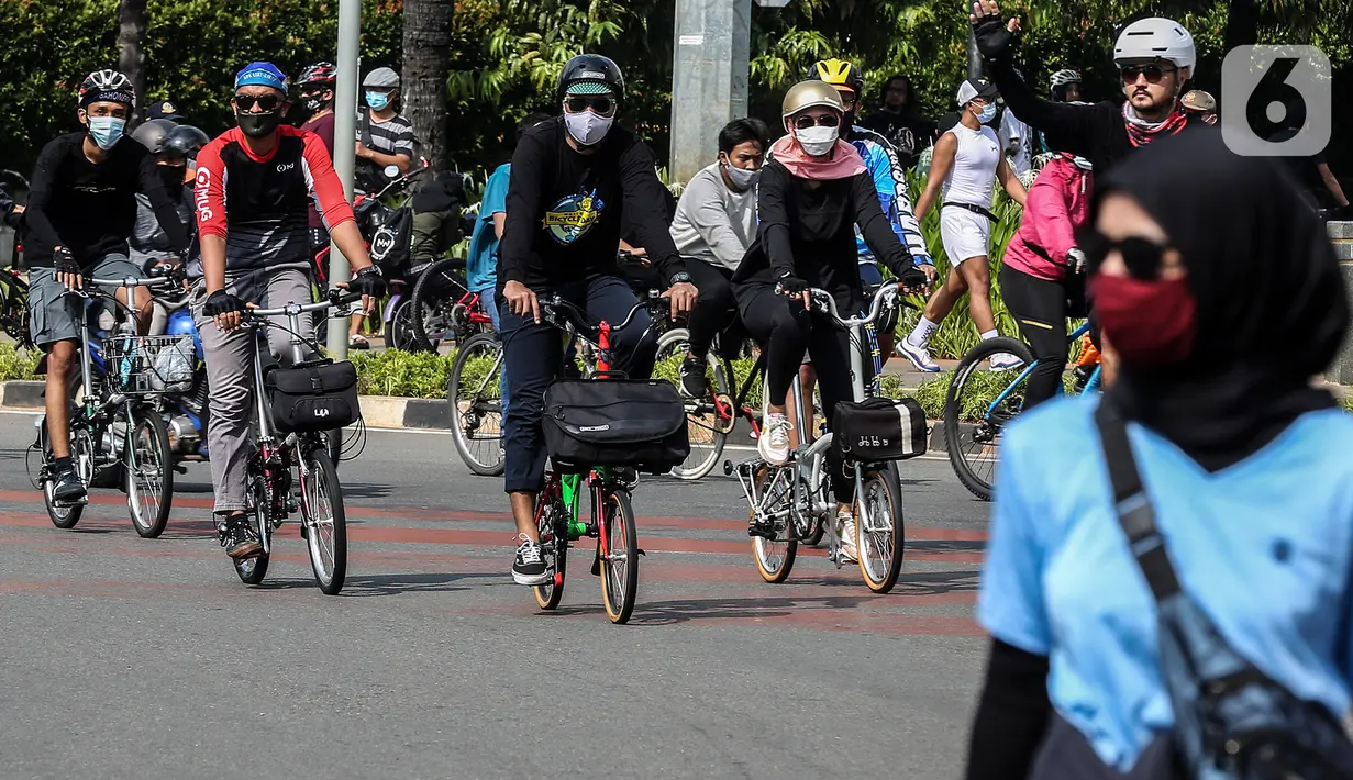 Warga bersepeda di kawasan Thamrin, Jakarta Pusat, Minggu (15/11/2020). Di masa PSBB transisi Jakarta, warga tetap melakukan aktivitas olahraga, khususnya bersepeda yang kini banyak diminati bahkan menjadi tren. . (Liputan6.com/Johan Tallo)