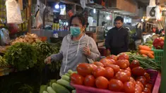 Seorang wanita yang mengenakan masker berjalan di Pasar Senen, Jakarta, Kamis (22/10/2020). Pedagang mengeluhkan sepinya pembeli karena terdampak pandemi COVID-19 serta ramainya demo Omnibus Law UU Cipta Kerja beberapa minggu ini. (merdeka.com/Imam Buhori)