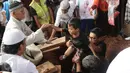 Anak Renita ikut serta dalam proses pemakaman Renita Sukardi di TPU Menteng Pulo, Jakarta, Senin (10/4). Renita berpesan kepada suaminya untuk menjaga anak semata wayangnya tersebut. (Liputan6.com/Herman Zakharia)