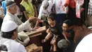 Anak Renita ikut serta dalam proses pemakaman Renita Sukardi di TPU Menteng Pulo, Jakarta, Senin (10/4). Renita berpesan kepada suaminya untuk menjaga anak semata wayangnya tersebut. (Liputan6.com/Herman Zakharia)