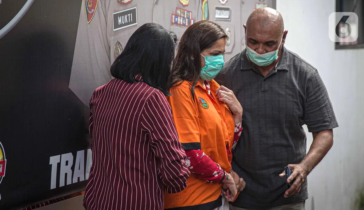 DJ Chantal Dewi (tengah) dihadirkan saat rilis kasus penyalahgunaan narkoba di halaman Direktorat Narkoba Polda Metro Jaya, Jakarta, Kamis (17/3/2022). Polisi menyita barang bukti berupa alat bantu hisap sabu serta sabu seberat 0,4 gram. (Liputan6.com/Faizal Fanani)