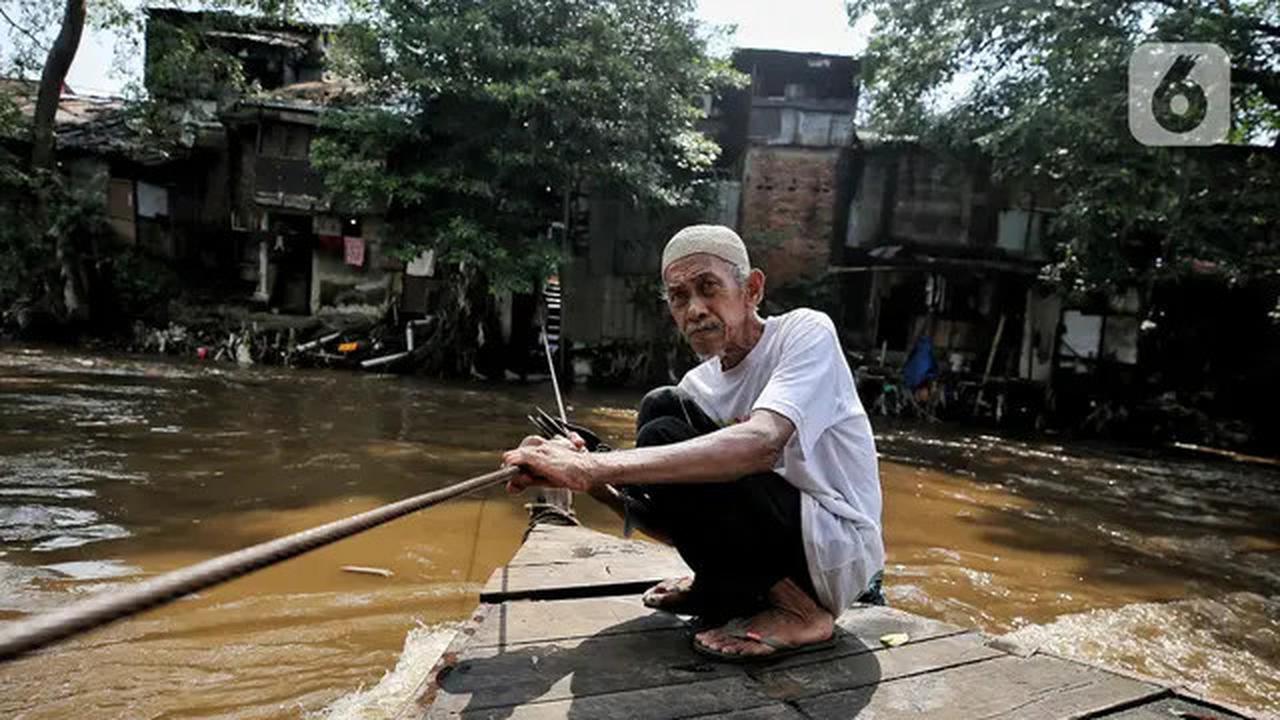 Tak Tergerus Zaman, Perahu Eretan Kali Ciliwung Tetap Diminati Warga