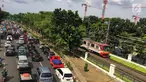 Suasana kemacetan di kawasan Tanjung Barat, Jakarta Selatan, Senin (1/1). Tingginya volume kendaraan menyebabkan Jakarta tetap mengalami kemacetan meskipun pada saat libur Tahun Baru. (Liputan6.com/Immanuel Antonius)