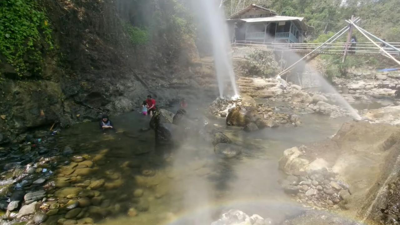 Sensasi mandi uap di Geyser Cisolok