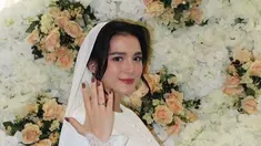 Dalam foto-foto yang dibagikan di Instagram, Yasmine tampak anggun dengan balutan busana bernuansa putih. Senyumnya mengembang saat menerima cincin dari Arifin, yang terlihat penuh kasih dan bahagia. Suasana romantis semakin terasa dengan dekorasi yang hangat, mencerminkan keintiman hubungan mereka yang kian kuat.  (Liputan6.com/IG/@yxsmine.ow)