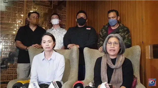 Verlita Evelyn dan keluarga gelar jumpa pers terkait penganiayaan yang dialami Justin Frederick