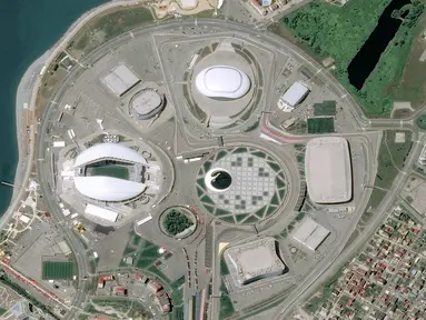 Gambar dari Airbus Defence and Space yang diambil dari satelit menunjukkan kondisi komplek Stadion Olimpiade Fisht yang akan digunakan untuk Piala Dunia 2018 di Sochi, Rusia (6/6). (HO/Airbus Defence and Space/AFP)