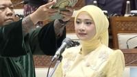 Prosesi pengucapan sumpah Adela Kanasya Adies dipandu langsung oleh Ketua DPR Puan Maharani. (Foto: Antara)