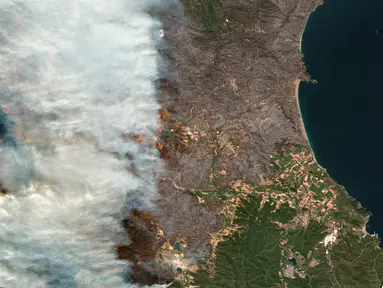 Gambar satelit yang dirilis oleh Maxar Technologies ini menunjukkan kebakaran hutan yang membakar utara Athena, Yunani di pulau Evia (8/8/2021). Pilar asap dan abu yang mengepul mengubah langit berwarna jingga di atas pulau terbesar kedua di Yunani. (Satellite image ©2021 Maxar Technologies via AP)