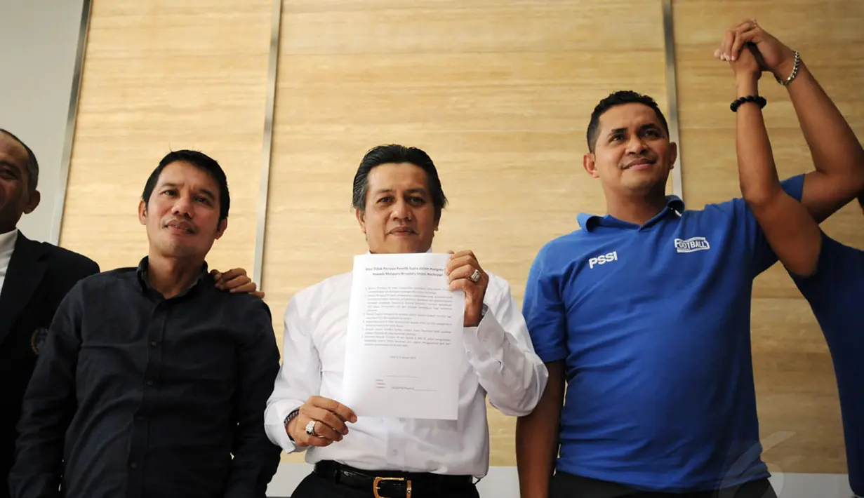 Forum Asosiasi Provinsi PSSI memberikan tanggapan seputar pembentukan tim 9 di kantor PSSI, Jakarta (5/1/2015). Gusti Randa (tengah) menunjukkan surat mosi tidak percaya kepada Menteri Pemuda dan Olahraga. (Liputan6.com/Helmi Fithriansyah)
