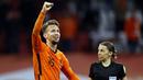 Striker Belanda, Luuk de Jong melakukan selebrasi usai mencetak gol kedua Belanda ke gawang Latvia dalam laga Kualifikasi Piala Dunia 2022 Zona Eropa Grup G di Johan Cruijff Arena, Amsterdam, Sabtu (27/3/2021). Belanda menang 2-0 atas Latvia. (AFP/Maurice van Steen/ANP)