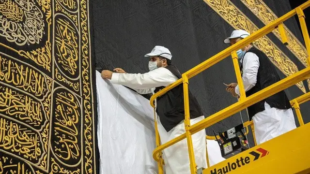 Kiswah Kabah Diganti untuk Memperingati Idul Adha/dok. Saudi Press Agency (SPA)
