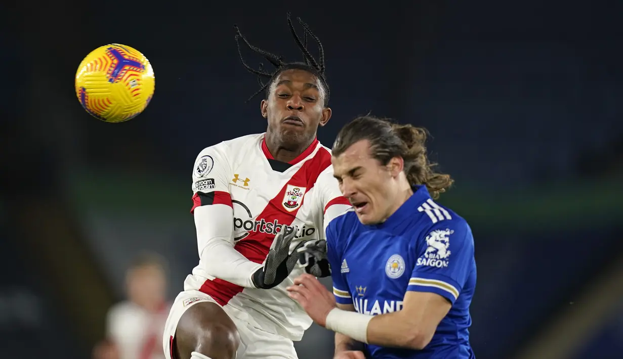 Penyerang Southampton, Dan N'Lundulu dan bek Leicester City, Caglar Soyuncu memperebutkan bola pada pekan ke-19 Liga Inggris di King Power Stadium, Minggu (17/1/2021) dini hari WIB.  Leicester City menang 2-0, sekaligus menggeser Liverpool dari urutan kedua klasemen. (Tim Keeton/Pool via AP)