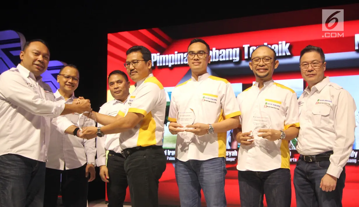 Jajaran Direksi Sinarmas MISG Life dan Bank Bukopin saat peluncuran produk asuransi B SMile Insurance dan B SMile Protection sebagai dukungan guna memberikan pertanggungan jiwa untuk kebutuhan nasabah di Jakarta, Jumat (25/1). (Liputan6.com/HO/Budi)