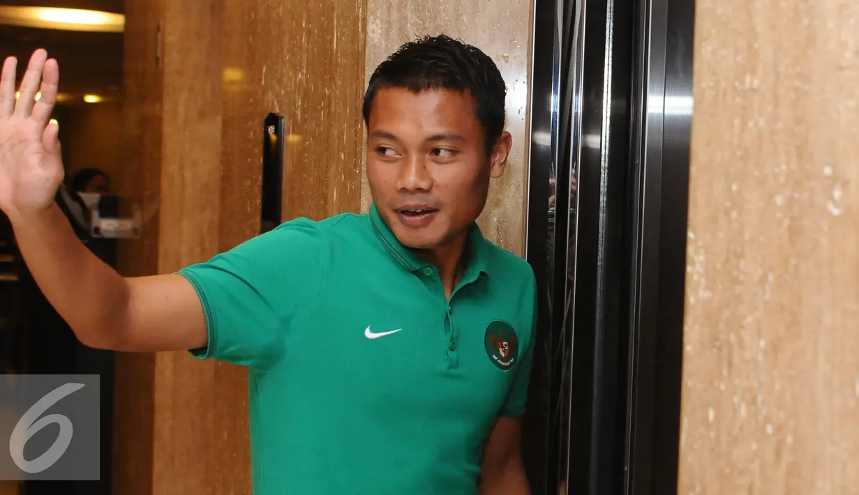 Pemain tengah Timnas Indonesia, Dedi Kusnandar bersiap naik lift saat berada di Hotel Yasmin, Tangerang, Senin (31/10). Timnas Indonesia akan melakoni laga AFF Cup 2016 pada pertengahan November mendatang. (Liputan6.com/Helmi Fithriansyah)