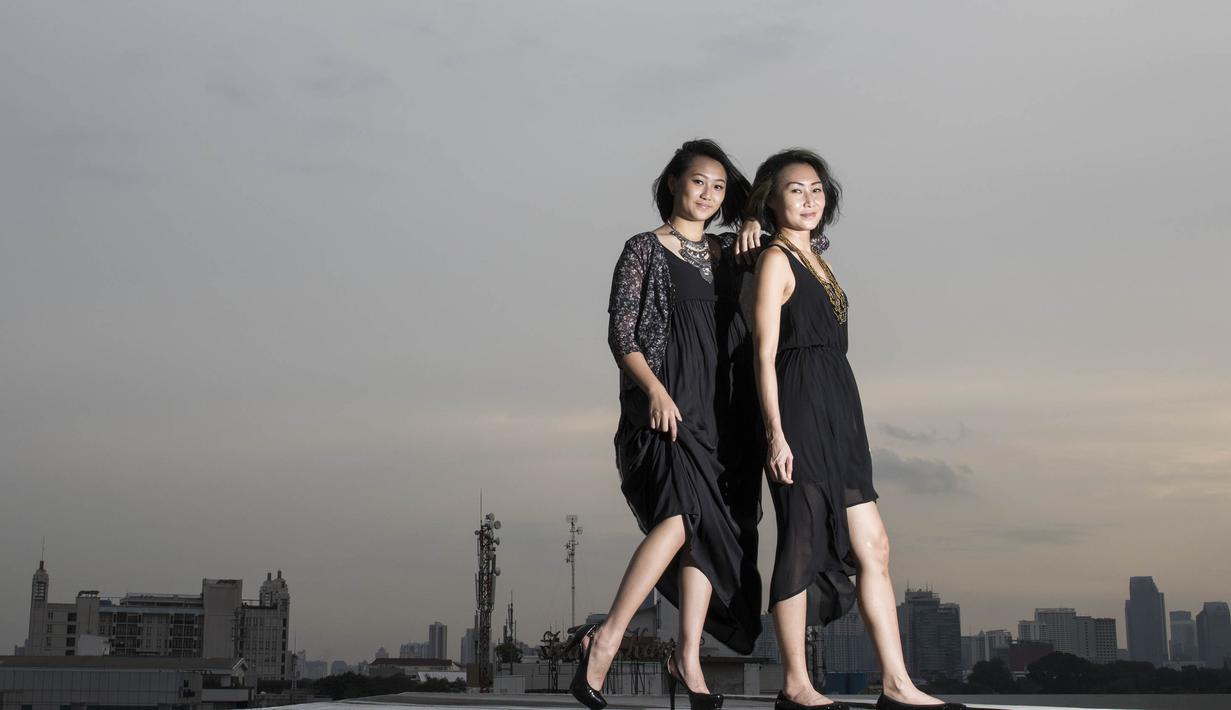 Kezia Santoso berpose dengan sang bunda, Meniek Santoso