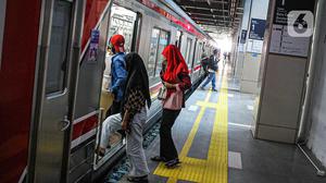 Lonjakan Penumpang di BNI City pada Hari Pertama Penutupan Stasiun Karet