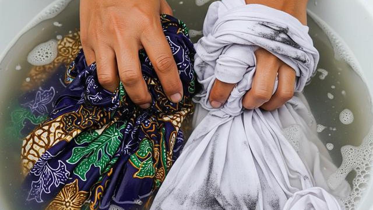 7 Cara Mengatasi Baju Luntur agar Tidak Menular ke Pakaian Lain