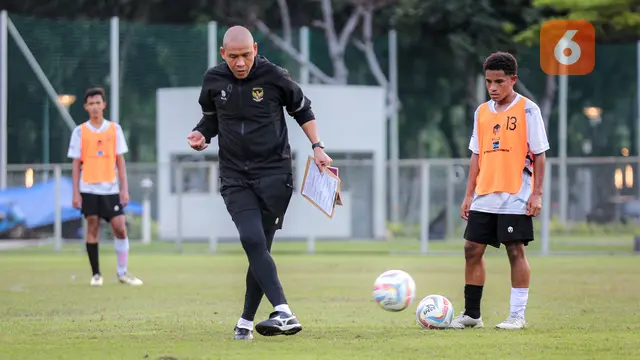 Foto: Nova Arianto Pimpin Latihan Perdana Timnas Indonesia U-16, Panggil 32 Pemain