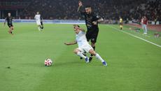 Striker Persija Jakarta,Maxwell mendapatkan pengawalan ketat dari winger PSIM Yogyakarta, Ezequiel Vidal dalam laga pekan ke-14 BRI Super League 2025/2026 di Stadion Utama Gelora Bung Karno, Jakarta, Jumat (28/11/2025). (Bola.com/Muhammad Iqbal Ichsan)