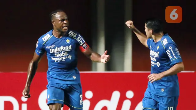 FOTO: PS Sleman Imbangi Persib Bandung 1-1 di Babak Pertama - Victor Igbonefo; Esteban Vizcarra