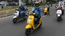 Pengendara motor listrik mengikuti karnaval kendaraan listrik di Jalan Jenderal Sudirman, Jakarta, Minggu (27/10/2019). Karnaval kendaraan listrik ini bertajuk, Jakarta Langit Biru. (Liputan6.com/Helmi Fithriansyah)