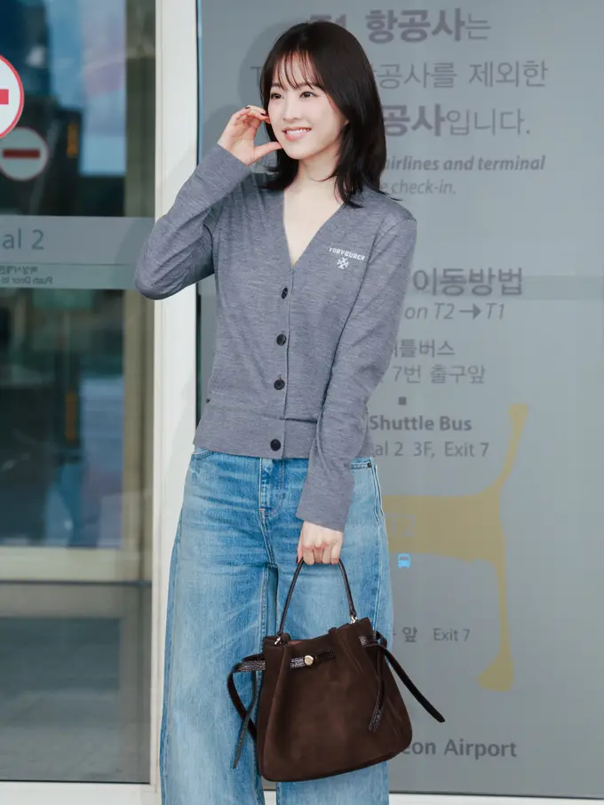 Gaya Kasual Park Bo Young Bak Anak Kuliahan di Opening Store Tory Burch, Jinjing Tas Rp10 Jutaan