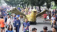 Sejumlah masyarakat mengenakan pakaian adat dan melakukan karnaval di jalan Pintu 1 Senayan, Jakarta, Minggu (24/9). Karnaval tersebut dilakukan dalam rangka HUT Gelora Bungkarno yang ke-55. (Liputan6.com/Angga Yuniar)
