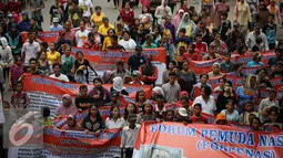 Massa yang tergabung dalam Forum Pemuda Nasional (Forpenas) menggelar aksi kisruh freeport menuju Istana Negara, Jakarta (16/12). Dalam aksinya meminta DPR jangan melanggar UU bahwa Sidang MKD harus tertutup sesuai dengan UU. (Liputan6.com/Faizal Fanani)