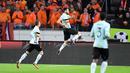 Ekspresi pemain Belgia, Yannick Ferreira-Carrasco (tengah) usai mencetak gol penyama kedudukan ke gawang Belanda pada laga persahabatan di Amsterdam ArenA stadium, Amsterdam, (9/11/2016). (AFP/Emmanuel Dunand)