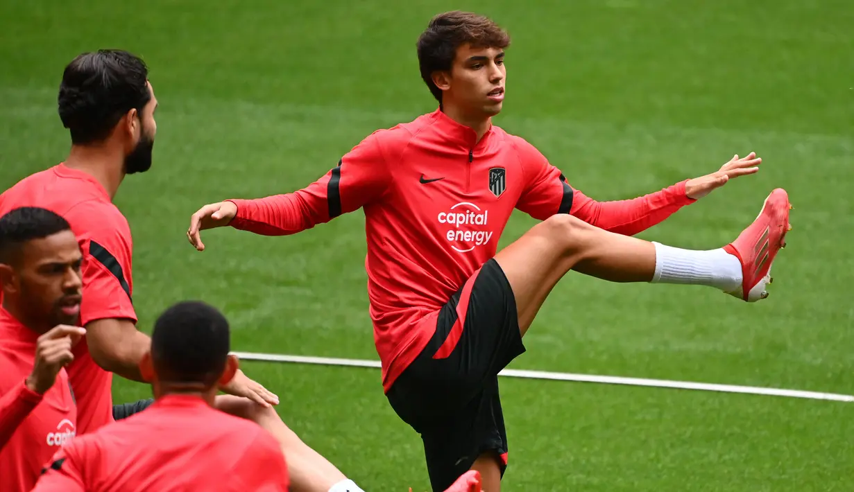 Gelandang Atletico Madrid, Joao Felix (kanan) menghadiri sesi latihan dengan rekan timnya di stadion Wanda Metropolitano di Madrid, Selasa (14/9/2021). Atletico Madrid akan menjamu FC Porto di laga pembuka fase Grup B Liga Champions 2021-2022 pada Kamis dini hari, 16 September. (GABRIEL BOUYS/AFP)