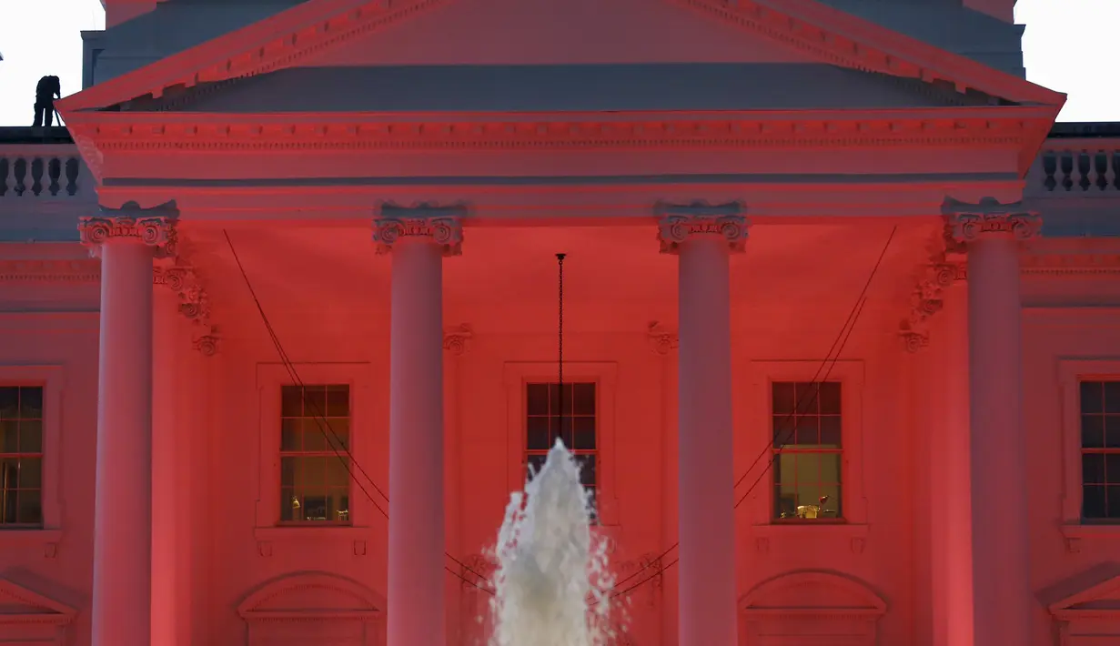 Cahaya warna pink menghiasi Gedung Putih sebagai tanda dukungan atas kewaspadaan bahaya kanker payudara, Washington, Jumat (9/10/2015). Tiap tahunnya di bulan Oktober, ditetapkan sebagai bulan kewaspadaan atas kanker payudara. (REUTERS/Yuri Gripas)