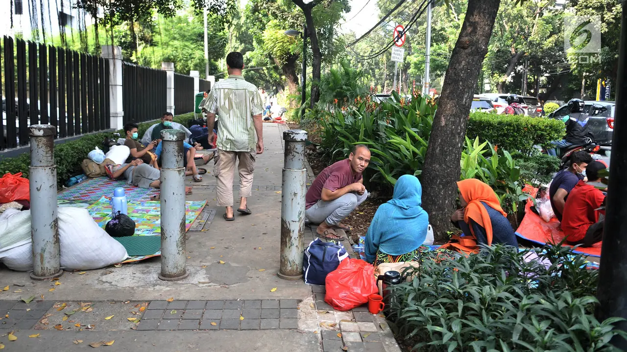 Puluhan Imigran Terlantar di Trotoar Jalan Kebon Sirih