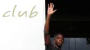 Pemain asal Prancis, Ousmane Dembele menyapa awak media saat sesi perkenalan di luar Stadion Camp Nou, Barcelona, Spanyol, (27/8). Barcelona resmi mendatangkan Dembele dengan nilai kontrak mencapai 147 juta euro. (AP Photo / Manu Fernandez)