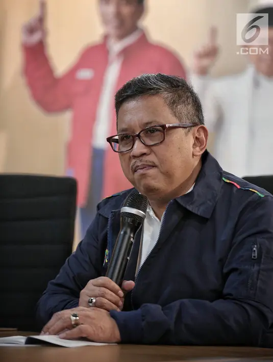 Sekretaris Tim Kampanye Nasional (TKN) Hasto Kristiyanto memberikan keterangan di Posko Cemara, Jakarta, Minggu (30/12). Dalam keteranganya Hasto menjelaskan isu-isu dan refleksi akhir tahun 2018. (Liputan6.com/Faizal Fanani)