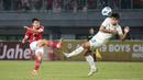 <p>Pemain Timnas Indonesia U-19,&nbsp;Ferdiansyah Cecep Surya&nbsp;menendang&nbsp;bola&nbsp;dihadang pemain Timnas Thailand U-19, Bukkoree&nbsp;Lemdee dalam pertandingan babak penyisihan Grup A Piala AFF U-19 yang berlangsung di Stadion Patriot Candrabhaga, Bekasi, Rabu (6/7/2022). (Bola.com/Bagaskara Lazuardi)</p>