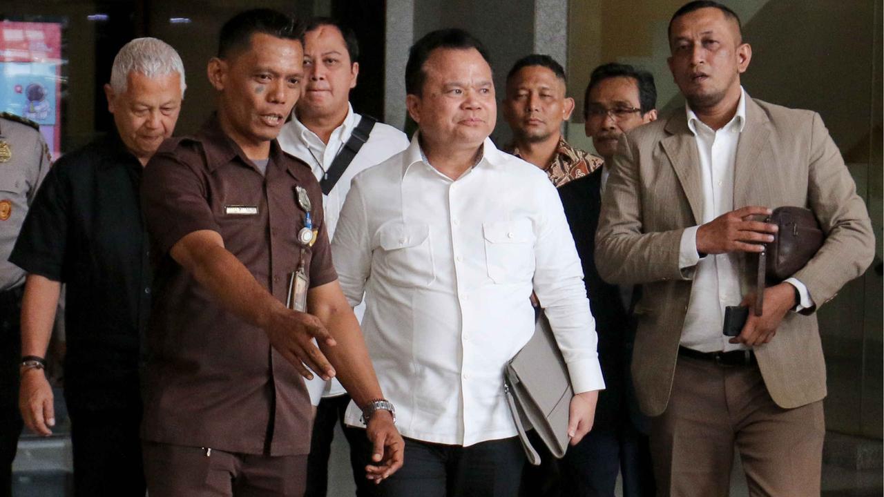 Eks Dirjen Imigrasi Ronny F Sompie usai diperiksa KPK terkait kasus Harun Masiku