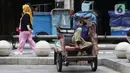 Tukang becak menunggu penumpang di kawasan Jalan Malioboro, Yogyakarta, Minggu (10/10/2021). Wisatawan yang berkunjung di kawasan wisata Yogyakarta wajib mematuhi dan menerapkan protokol kesehatan karena Daerah Istimewa Yogyakarta masih berstatus PPKM level 3. (Liputan6.com/Helmi Fithriansyah)