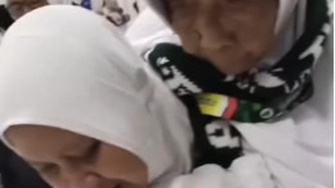 Perempuan ini Menangis Haru Bisa Gendong Ibunya saat Ibadah Haji