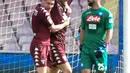 Bek Torino Lorenzo De Silvestri melakukan selebrasi usai membobol gawang Napoli dalam pertandingan Liga Italia di San Paolo Comunal Stadium (6/5). (AFP/Andreas Solaro)