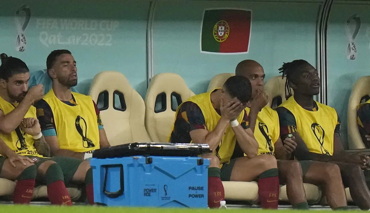 Cristiano Ronaldo (ketiga dari kanan) saat duduk di bangku cadangan selama pertandingan sepak bola babak 16 besar Piala Dunia 2022 antara Portugal dan Swiss, di Stadion Lusail, Lusail, Qatar, Selasa (6/12/2022). Selain itu, keputusan tersebut diyakini karena Ronaldo tampil kurang meyakinkan di babak penyisihan grup. (AP Photo/Alessandra Tarantino)