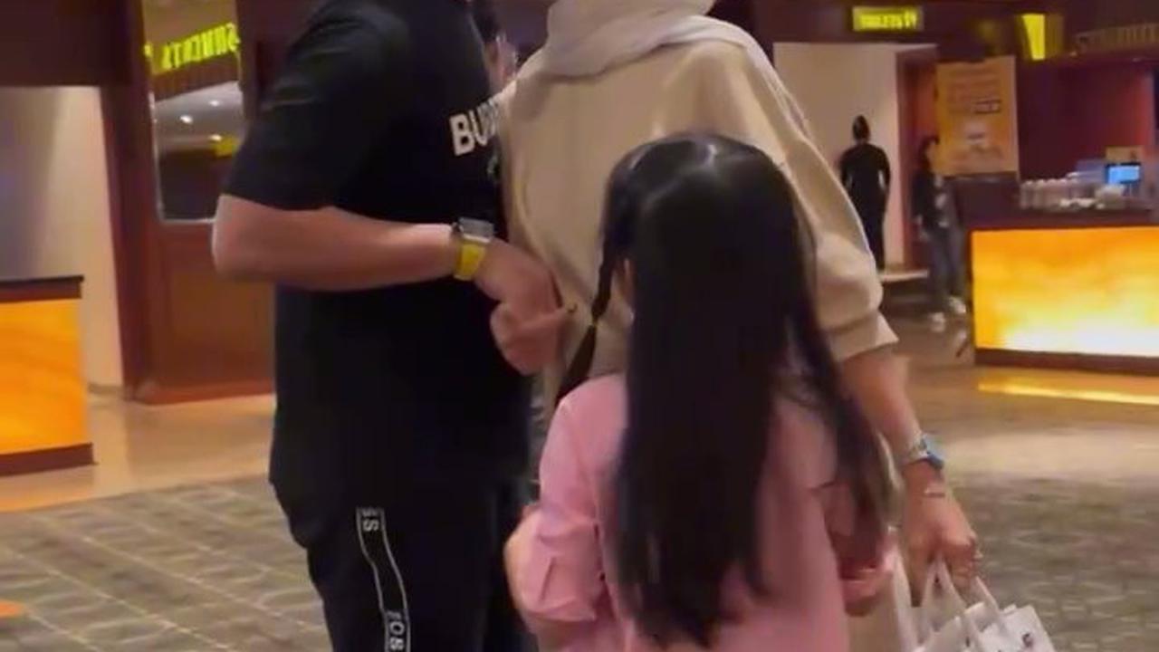 7 Potret Olla Ramlan dan Mantan Suami Nonton Bareng Bersama Anak, Tetap Akur meski Sudah Bercerai