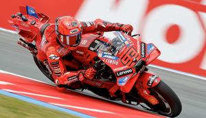 Pembalap MotoGP asal Spanyol dari Tim Ducati Lenovo, Marc Marquez, mengambil tikungan selama latihan bebas menjelang Grand Prix MotoGP Belanda 2025 di Sirkuit TT Assen, di Assen pada 27 Juni 2025. (Vincent Jannink/ANP/AFP)