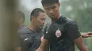 Bek Persija Jakarta, Tony Sucipto (tengah) bersama rekan setim mengikuti latihan perdana Persija Jakarta usai menjuarai Piala Menpora 2021 menjelang bergulirnya Liga 1 di National Youth Training Centre (NYTC) Sawangan Depok, Kamis (20/5/2021). (Foto: Dok. Persija Jakarta)