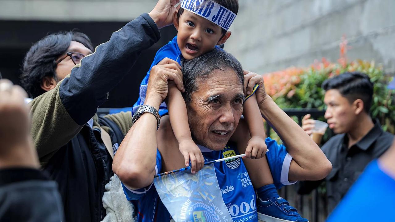 Warga Bandung serbu jersey dan merchandise jelang laga penentuan juara BRI Super League 2025/2025 antara Persib Bandung melawan Persijap Jepara  di Persib Store, Bandung, Sabtu (23/05/2026).
