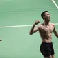 Pebulutangkis Indonesia, Jonatan Christie, melakukan selebrasi usai menaklukkan wakil China Taipei, Chou Tien Chen, pada final tunggal putra bulutangkis di Istora Senayan, Selasa (28/8/2018). Jonatan menang 21-18, 20-22, 21-15. (Bola.com/Peksi Cahyo)