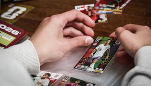 Seorang kolektor mengatur kartu perdagangan Panini dari koleksi resmi Piala Dunia FIFA 2026 Adrenalyn XL di Namur pada 25 Maret 2026 (BRUNO FAHY /Belga/AFP)