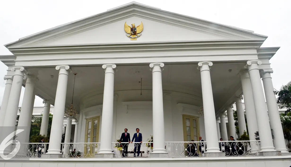 Suasana pertemuan Presiden Jokowi dengan PM Jepang, Shinzo Abe di Istana Kepresidenan Bogor, Jawa Barat, Minggu (15/1). Pertemuan itu juga membahas berbagai bidang, salah satunya‎ politik dan keamanan. (Liputan6.com/Panca Syurkani/Pool)