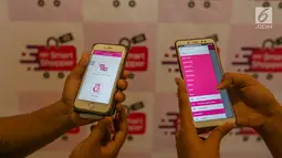 Model mencoba aplikasi My Smart Shopper ID Offline saat peluncuran di Jakarta, Jumat (22/6/2019). Aplikasi yang berbasis di Malaysia akan mendapat cash point dan reward point untuk setiap transaksi di merchant offline yang terdaftar. (Liputan6.com/Fery Pradolo)
