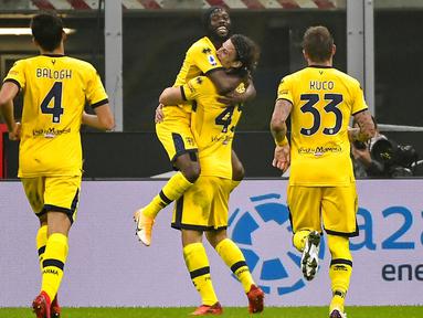 Para pemain Parma merayakan gol yang dicetak oleh Gervinho ke gawang Inter Milan pada laga Liga Italia di Stadion Giuseppe Meazza, Minggu (1/11/2020). Kedua tim bermain imbang 2-2. (Marco Alpozzi/LaPresse via AP)